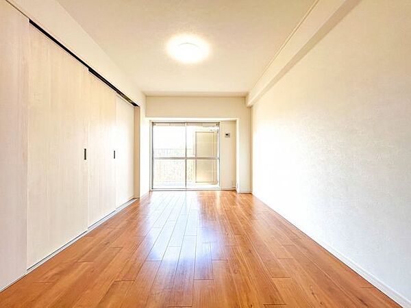 【リフォーム済】リビング横の約6帖の洋室になります。仕切り扉を閉めることで部屋としてご利用いただけます。