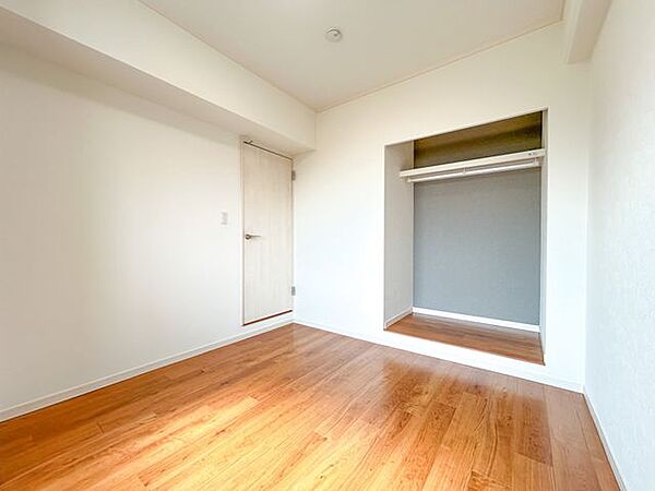 【リフォーム済】北西側洋室です。収納スペースもついているため部屋としても広々とお使いいただけます。