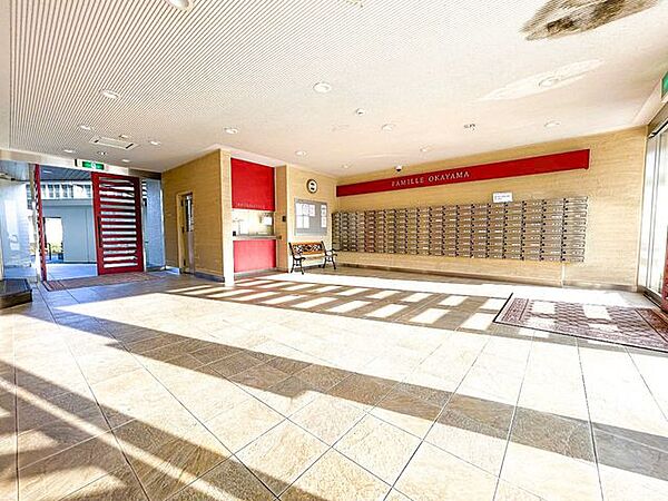 【エントランス】エントランスの様子です。広いエントランスで落ち着いた雰囲気があります。