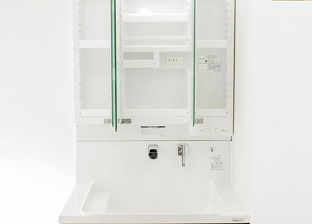 【リフォーム済】洗面台の鏡は三面鏡タイプで内部が収納棚になっています。収納の内部にコンセントがあるので電動歯ブラシや電気シェーバーなどは充電したまま収納することができます。