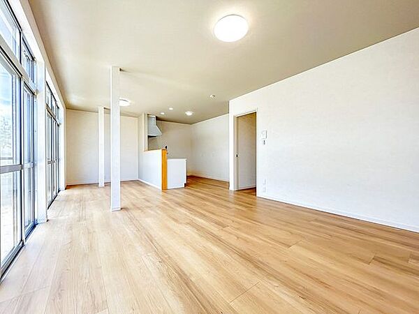 【リフォーム後】リビングのお写真です。南東向きで日当たり良好です。