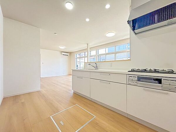 【リフォーム後】キッチンはリクシル製のキッチンに交換しました。対面キッチンでお部屋の様子を見ながら作業できます。