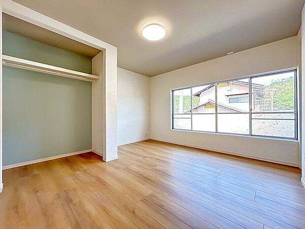 【リフォーム中】2階約7.25帖の洋室です。クロスの張替えやフローリングの重ね張りを行いました。