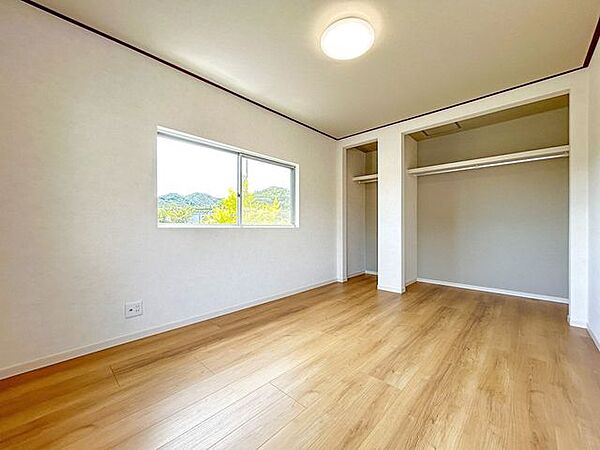 【リフォーム後】2階約6帖の洋室です。和室から洋室へと変更し、クローゼットも新設しました。