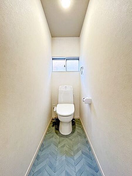 【リフォーム後】トイレはジャニス製の温水洗浄機能付き便器に新品交換しました。窓もついているので換気もできます。