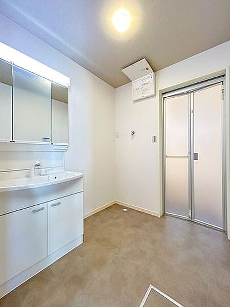 【リフォーム後】洗面脱衣所は、天井と壁をクロス張りに変更、床はクッションフロアを張り替えました。