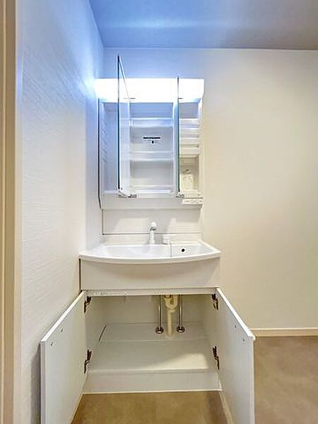 【リフォーム後】洗面台にはたくさんの収納があります。鏡の裏も収納なので、水回りをきれいに保てます。