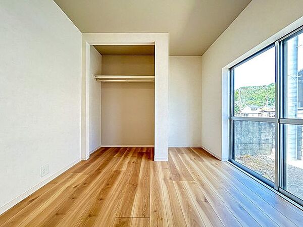 【リフォーム後】1階5.25帖洋室の収納です。全居室に収納があります。