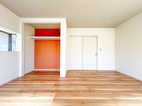 【リフォーム後】1階約9帖洋室の収納です。橙色の壁紙がお部屋の雰囲気を明るく感じさせますね。