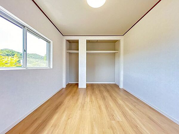 【リフォーム後】2階約6帖洋室の収納です。枕棚パイプハンガーがそれぞれついているので、洋服などもかけて収納できます。