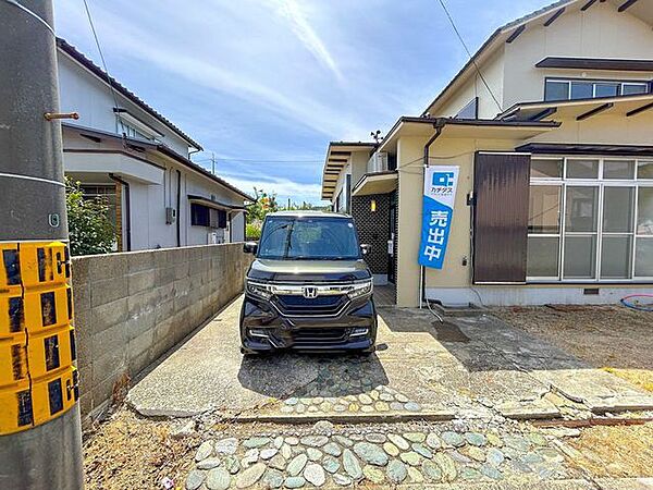 【リフォーム後】駐車場は縦列1台、横づけ1台可能です。追加工事を行い、土間コンクリートをきれいにする予定です。