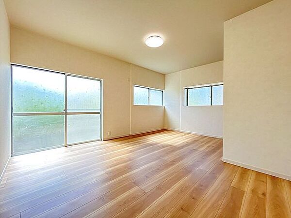 【リフォーム後】1階約9帖の洋室です。家の奥側にありますが、南西側の洋室なので光も十分入ってきます。