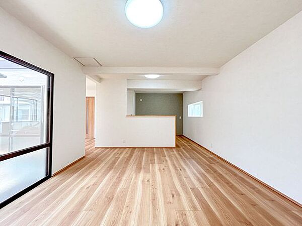 【リフォーム済み】リビングのお写真です。対面キッチンになっております。