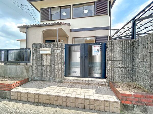 【外観写真】玄関外部には門扉がついております。もしお子様がいらっしゃっても急に飛び出すことが少なくなるので安心ですね。