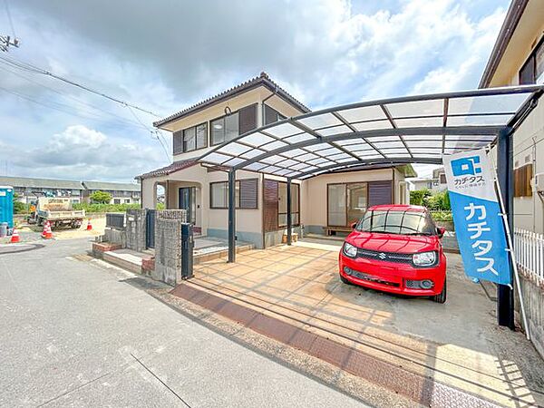 【外観写真】外観からのお写真です。洋風の見た目のお家がとても素敵ですね。