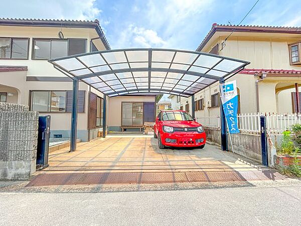 【駐車場】駐車場のお写真です。カーポートがあり、雨の日でも安心です。また、並列2台駐車可能なところもうれしいポイントですよね。