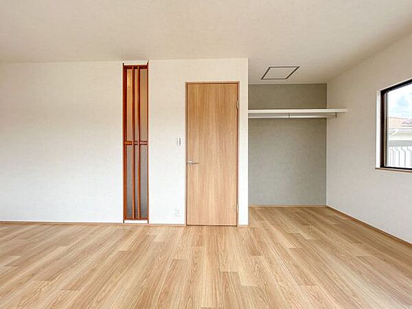 【リフォーム済み】約9帖の洋室別角度からの写真となっております。クローゼットもあるお部屋になるので収納スペースもしっかり確保できますね。