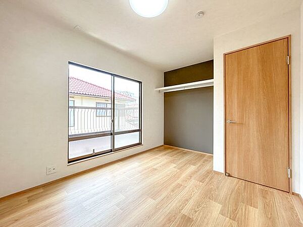 【リフォーム中】2階北側の洋室になっております。収納スペースもついております。
