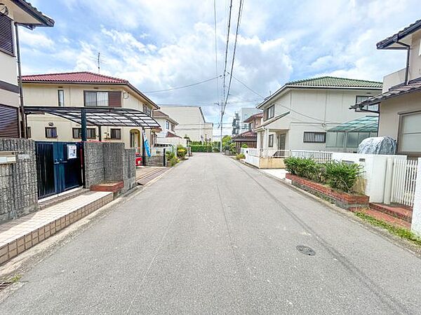 【前面道路】南西側の幅員6ｍの道路に接道しております。駐車間口も広いので駐車がしやすくて助かりますね。