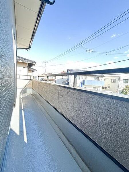【ベランダ】廊下からと南東のお部屋からベランダへ出ることが出来ます。南側に面しているので、洗濯物が乾きやすいですねｌ。