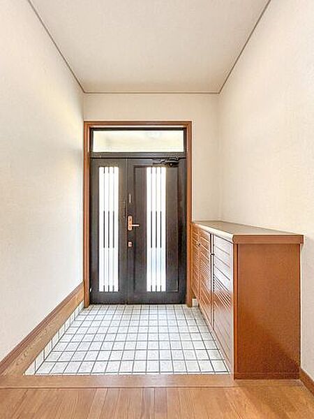 【リフォーム中】玄関内部の写真になります。壁と天井は新しくクロスを張り替えるようになっております。