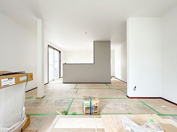 【リフォーム中】約20.5帖の広さがあるリビングになります。キッチンの周りを回遊できるような間取りとなっております。