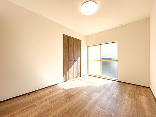 【リフォーム済】1階のお部屋には掃き出し窓がございます。日向ぼっこができそうなお部屋ですね。