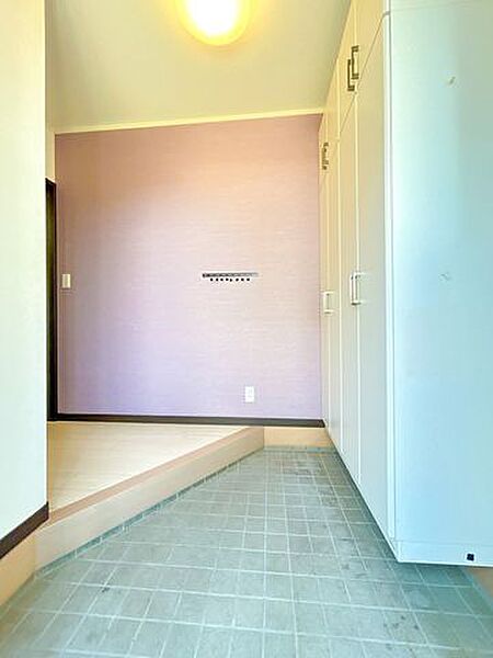 【リフォーム中】玄関内部のお写真です。薄ピンク色の壁紙がかわいらしいですね。