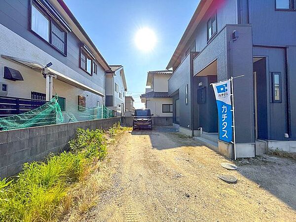 【リフォーム中】駐車場のお写真です。横幅が約4.7ｍあるので、大きな車でも乗り入れに余裕をもってできます。