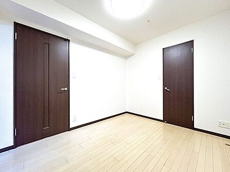 【リフォーム中】東側約6帖の洋室別角度の様子です。