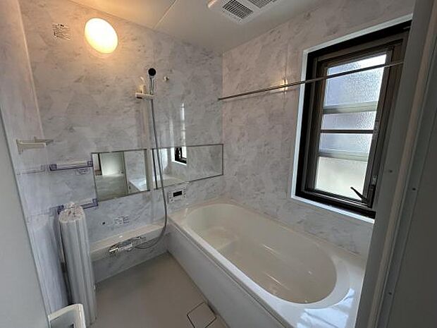 「浴室」浴室乾燥付きです。白で統一された浴室は清潔感が感じられます。大き目の窓もあり、換気可能です。