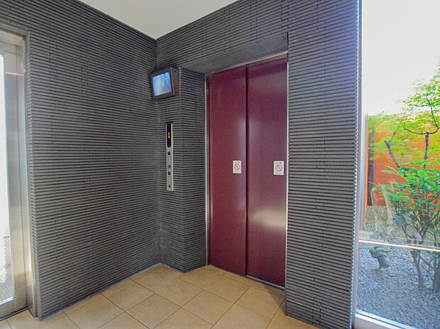 「エントランス外部」モニター付きのエレベーターです。防犯面も安心ですね。