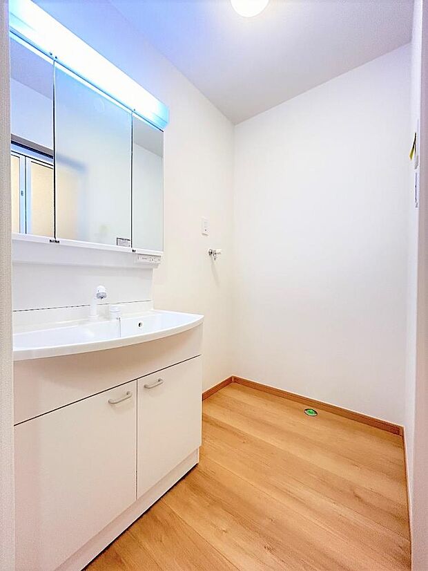 【リフォーム済】（3月23日撮影）洗面所は床と壁の張替えを行います。清潔感のある空間へ生まれ変わります。