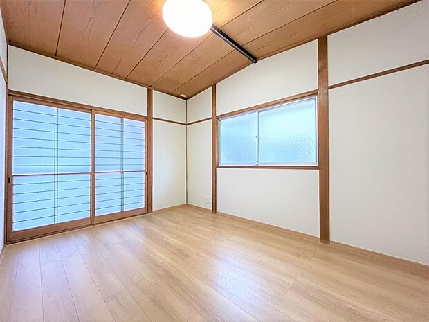 【リフォーム済】1階西側の和室は洋室に間取り変更を行いました。南向きの明るいお部屋です。