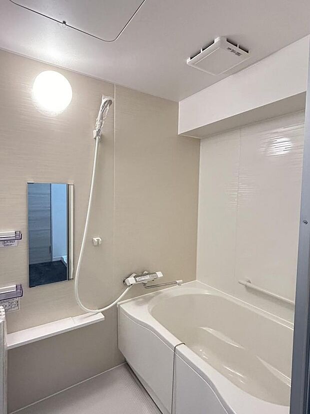 【リフォーム済】浴室は新品のユニットバスに交換済みです。明るく清潔な印象が素敵ですね。