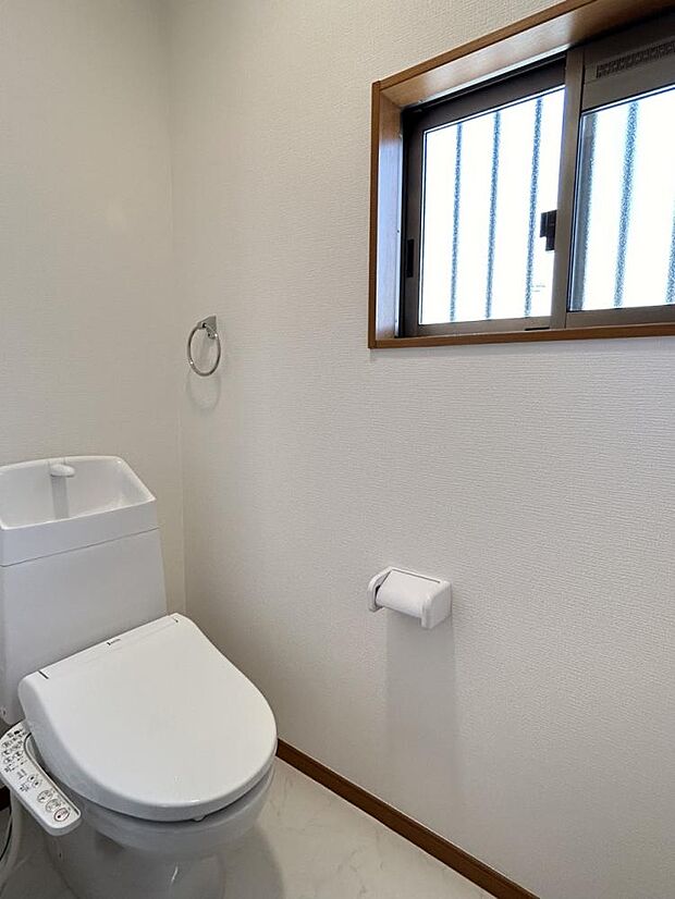 【トイレ：リフォーム済】新品のトイレを設置しました。クロスの張替えも行っております。