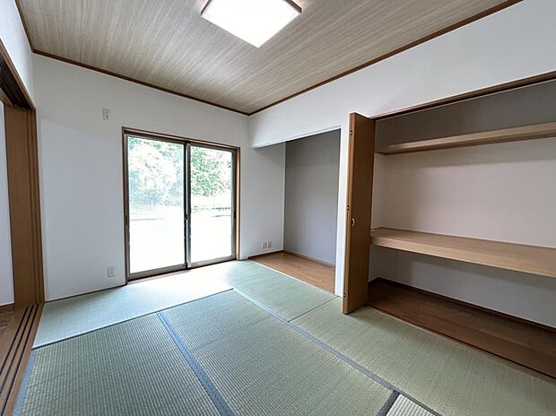 【和室：リフォーム済】和室の別アングル写真です。南向きの窓で採光のとれる明るいお家になっております。
