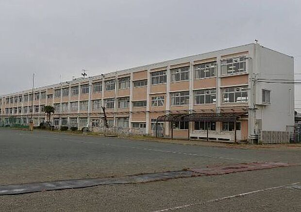 鈴鹿市立千代崎中学校 670m