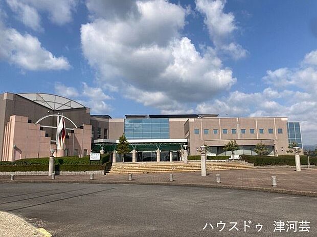 津市芸濃総合文化センター健康・文化・教育等の活動拠点としての核となる施設。多目的ホール、図書館、アリーナ、剣道場、研修室がある。 6640m