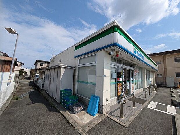 ファミリーマート津城山店 1610m
