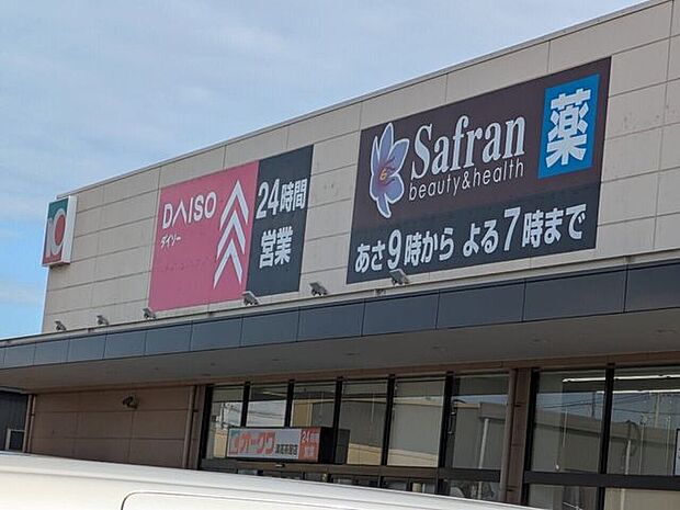DAISO　オークワ津高茶屋店 1090m