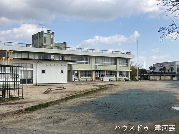 津市立芸濃小学校 770m