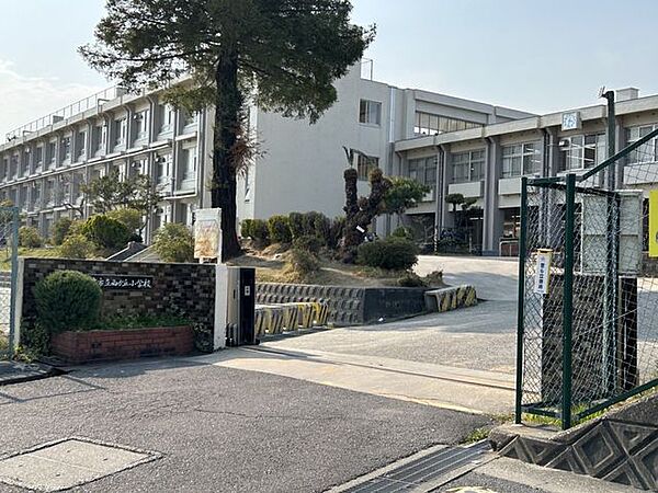 西が丘小学校 2080m