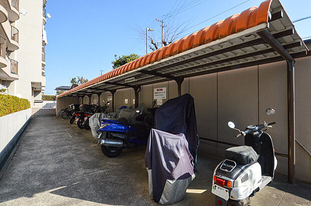 【駐輪場】駐輪スペースになります！屋根がついているので雨を防ぐことができます！きれいに整理されているので自転車を置くにも置きやすいです。