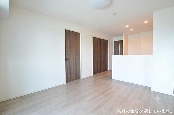 【リビング】白を基調とした明るい室内に、上質な木目調の建具が映える洗練された空間。開放感のあるリビングは家具の配置もしやすく、自分好みのレイアウトを楽しめます。※AIで家具を消しています。