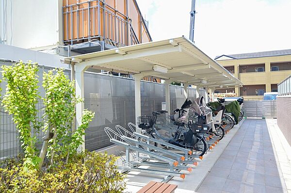 【駐輪場】自転車通勤やお子さまの送り迎えにも◎ 敷地内駐輪場で毎日の移動がスムーズに！