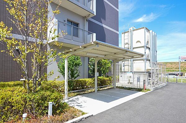 【バイク置場】愛車を安心して停められるバイク置場付き。バイク好きにもぴったりの住まいです。