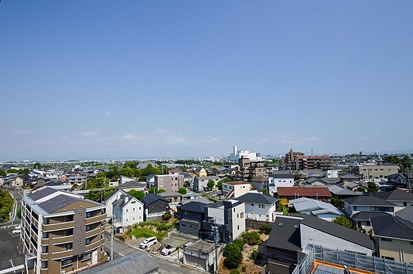 【バルコニーからの眺望】バルコニーに出ると、目の前に広がるのは気持ちのいい眺望。朝のひとときや夜風を感じながらの時間も贅沢に。