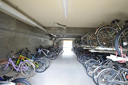 【駐輪場】しっかりと屋根があるので、雨にさらされることがありません。