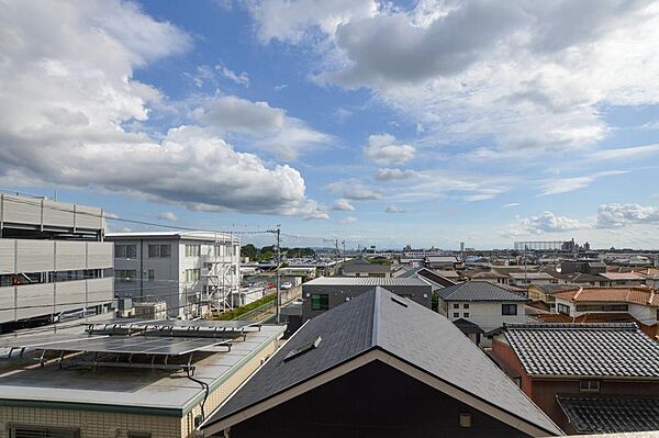 【バルコニーからの眺望】目の前に戸建てが建っていますが日当たり良好です！